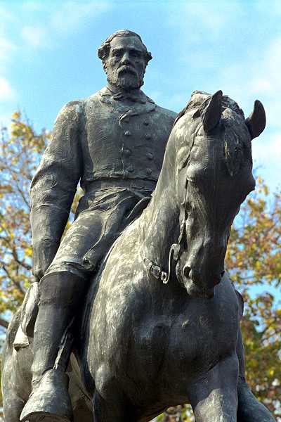 robert e lee house richmond. Statue of Robert E. Lee and